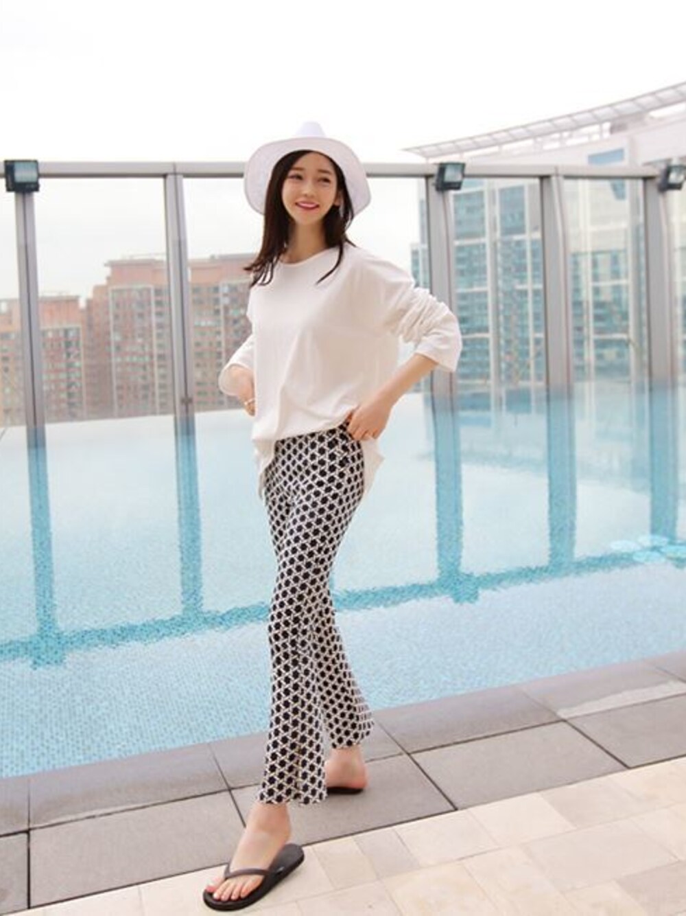 「韓国ファッション、ミンスショップ、minsshop」｜「minsshopのCOOL◆パンツ（その他パンツ、ブルー系）」を使った、minsshopさん（レディース・165cm）の春コーディネートの1枚目の写真