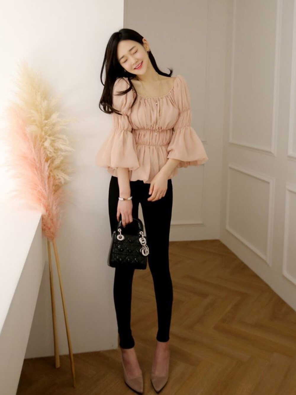 「韓国ファッション、ミンスショップ、minsshop」｜「minsshopのシャララ♪ビーナスブラウス（シャツ/ブラウス、ベージュ系）」を使った、minsshopさん（レディース・165cm）の春コーディネートの1枚目の写真