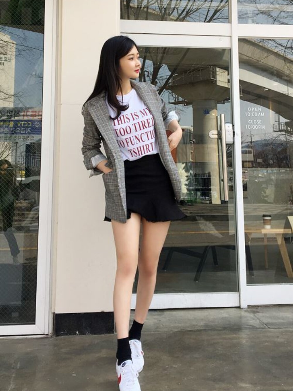 「韓国ファッション、ミンスショップ、minsshop」｜「minsshopのポイントアイテムTシャツ（Tシャツ/カットソー、ホワイト系）」を使った、minsshopさん（レディース・165cm）の春コーディネートの1枚目の写真