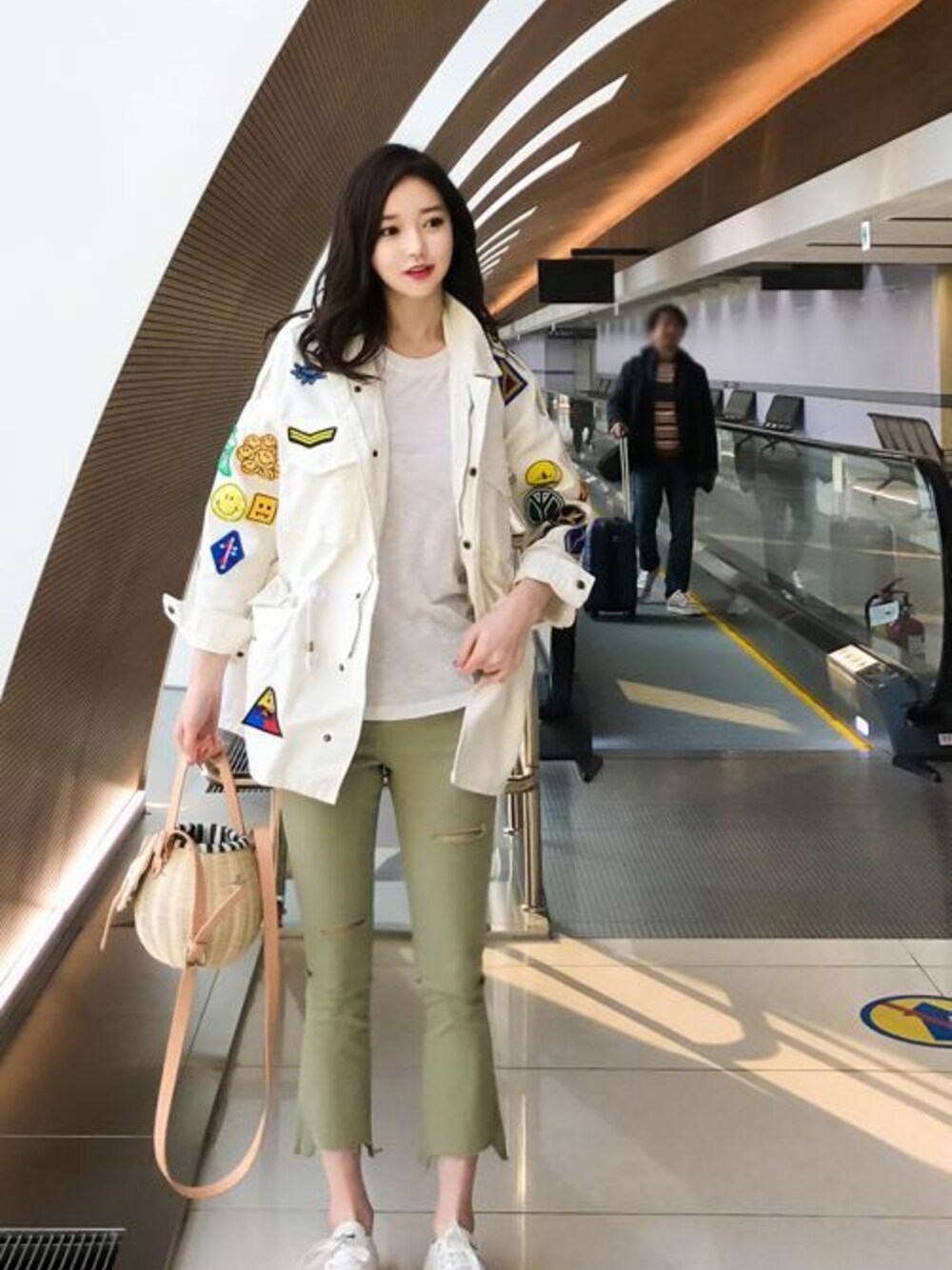 「韓国ファッション、ミンスショップ、minsshop」｜「minsshopのスタイルワッペン◈ミリタリージャケット（ミリタリージャケット、ホワイト系）」を使った、minsshopさん（レディース・165cm）の春コーディネートの1枚目の写真