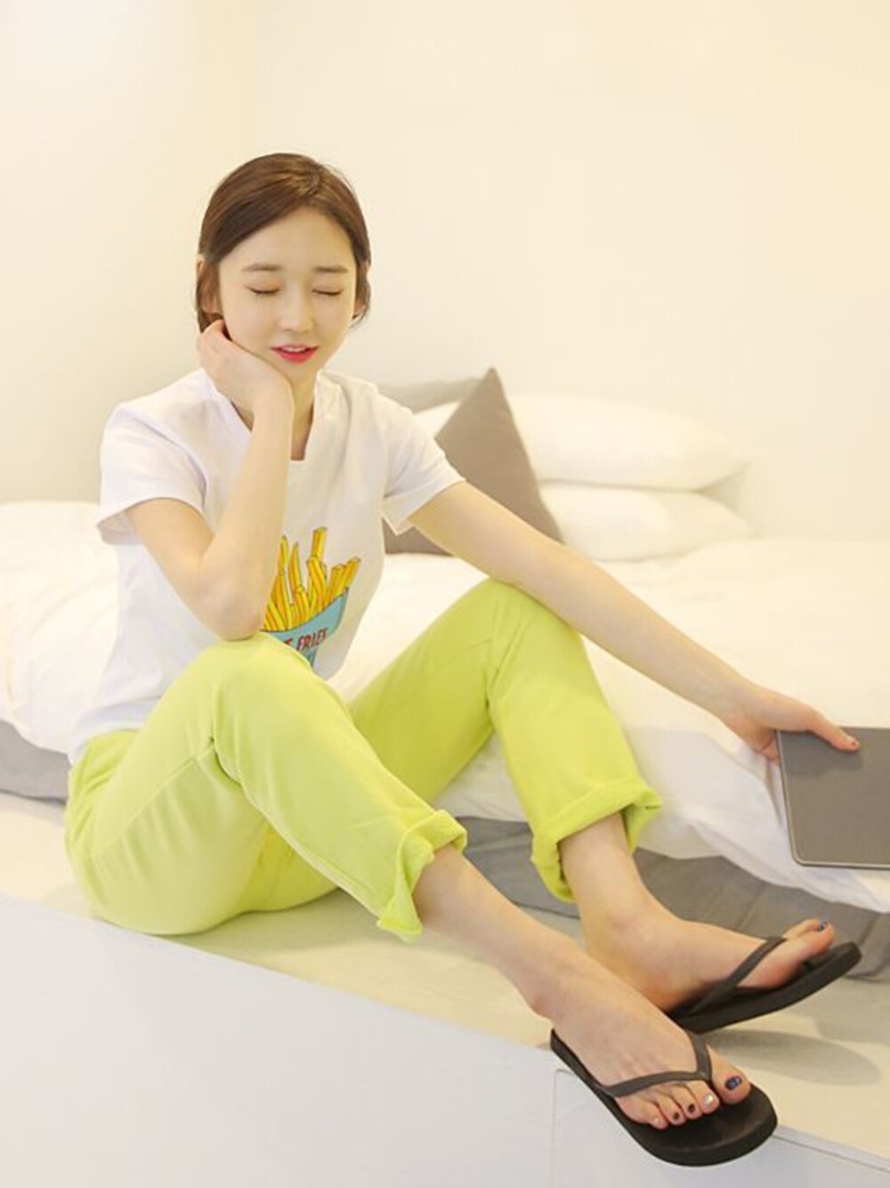 「韓国ファッション、ミンスショップ、minsshop」｜「minsshopのフライドポテトTシャツ（Tシャツ/カットソー、ホワイト系）」を使った、minsshopさん（レディース・165cm）の春コーディネートの1枚目の写真