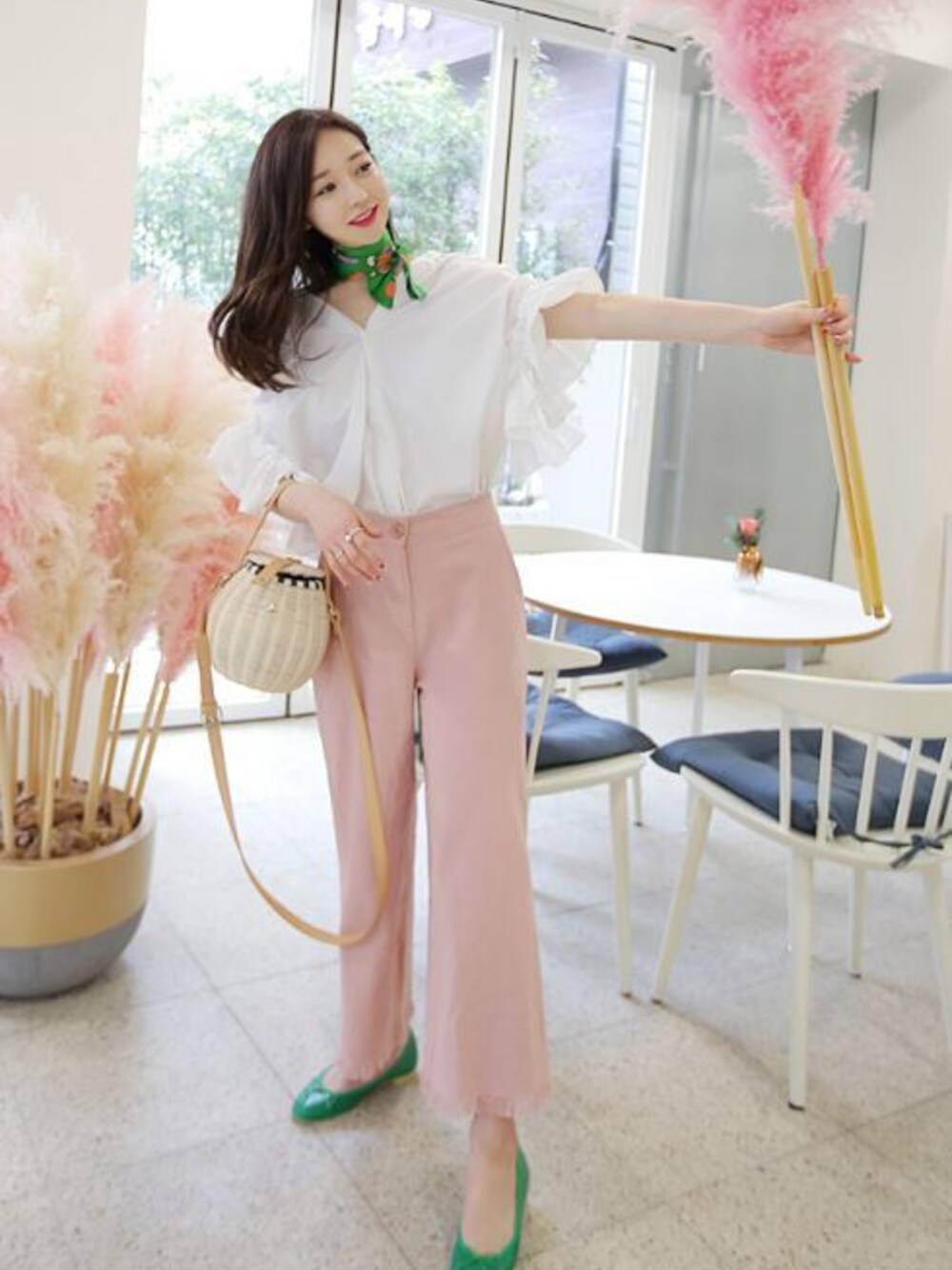 「韓国ファッション、ミンスショップ、minsshop」｜「minsshopの愛しのラッフルブラウス（シャツ/ブラウス、ホワイト系）」を使った、minsshopさん（レディース・165cm）の春コーディネートの1枚目の写真