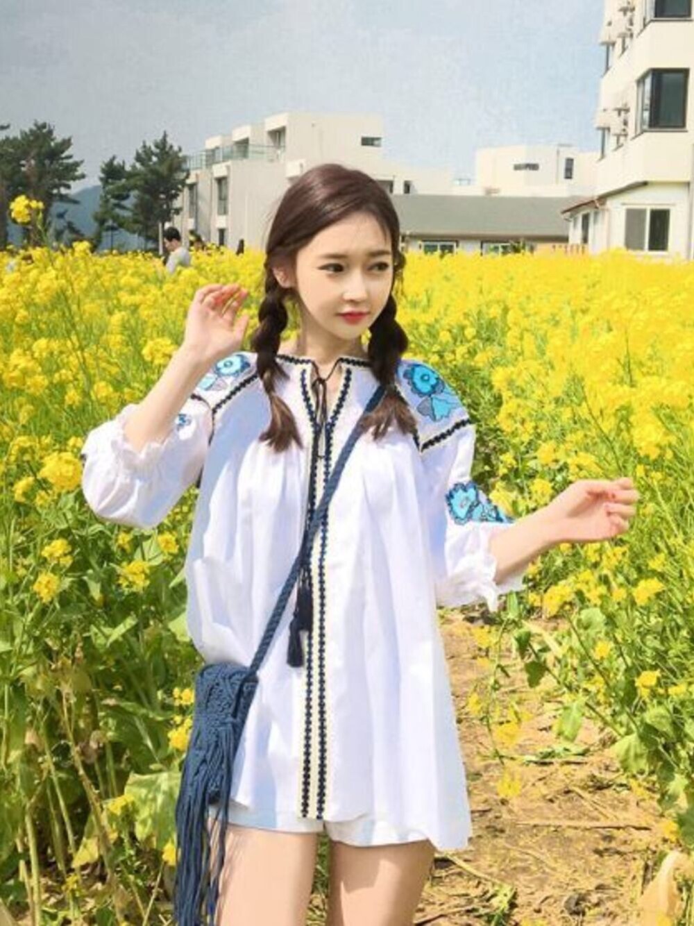 「韓国ファッション、ミンスショップ、minsshop」｜「minsshopのアトランティス少女ブラウス（シャツ/ブラウス、ホワイト系）」を使った、minsshopさん（レディース・165cm）の春コーディネートの1枚目の写真