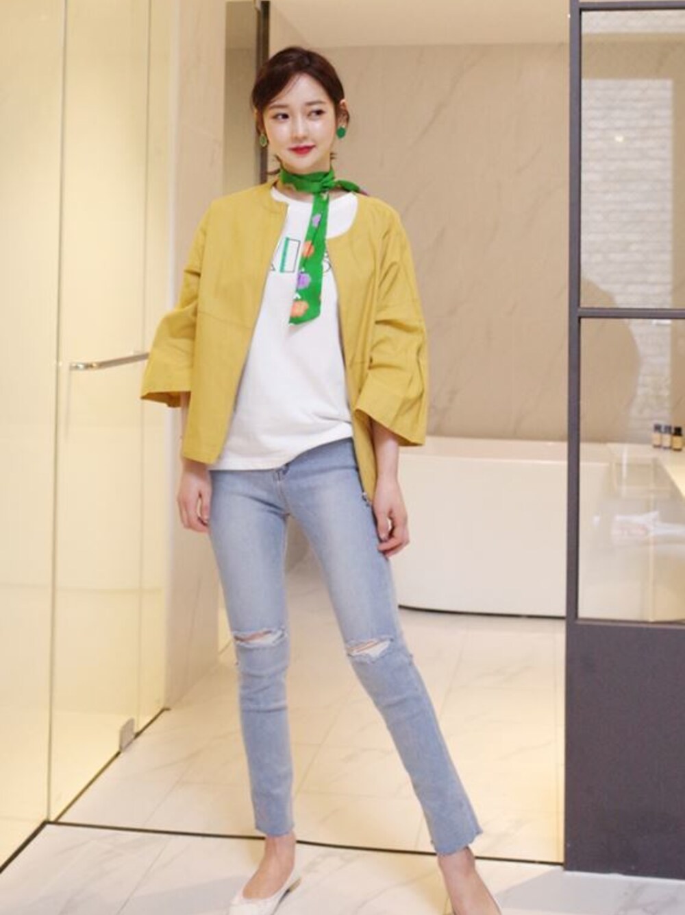 「 韓国ファッション、ミンスショップ、minsshop」｜「minsshopのKISSTシャツ（Tシャツ/カットソー、ホワイト系）」を使った、minsshopさん（レディース・165cm）の春コーディネートの1枚目の写真