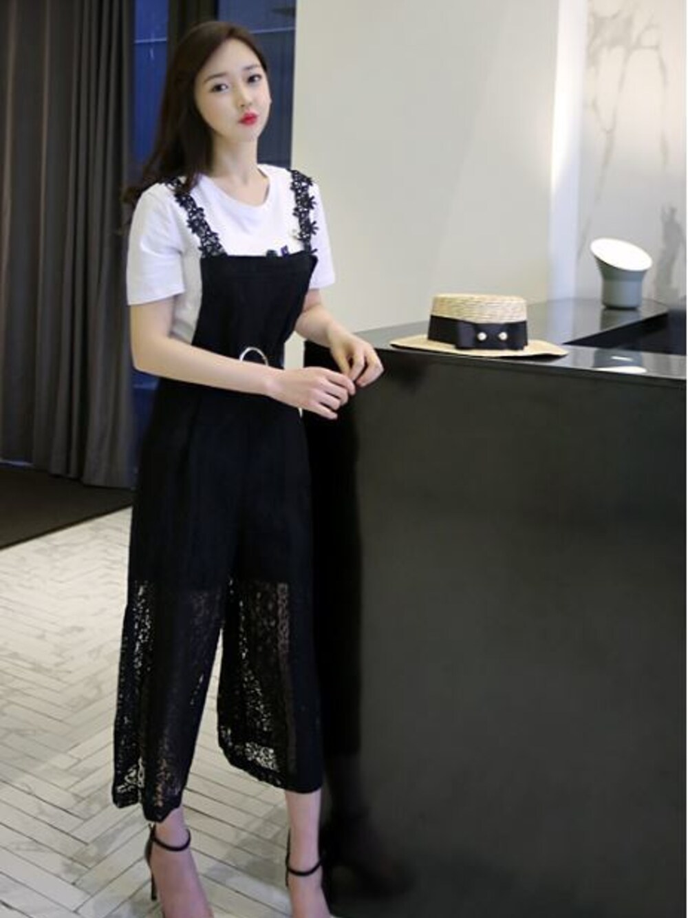 「韓国ファッション、ミンスショップ、minsshop」｜「minsshopのBEAUTY▣レースサロペット（サロペット/オーバーオール、ブラック系）」を使った、minsshopさん（レディース・165cm）の春コーディネートの1枚目の写真