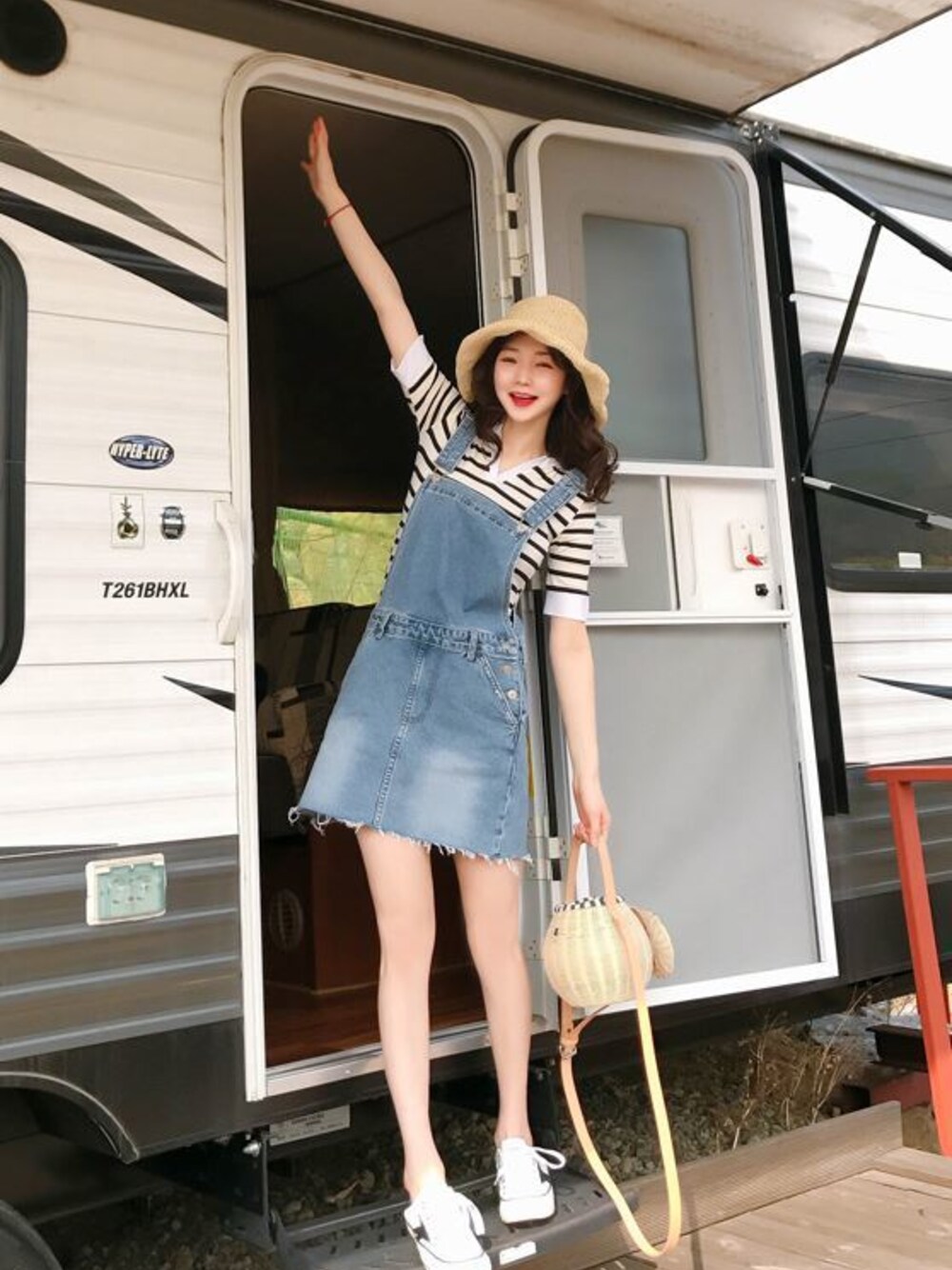 「韓国ファッション、ミンスショップ、minsshop」｜「minsshopのVネックストライプTシャツ（Tシャツ/カットソー、ホワイト系）」を使った、minsshopさん（レディース・165cm）の春コーディネートの1枚目の写真