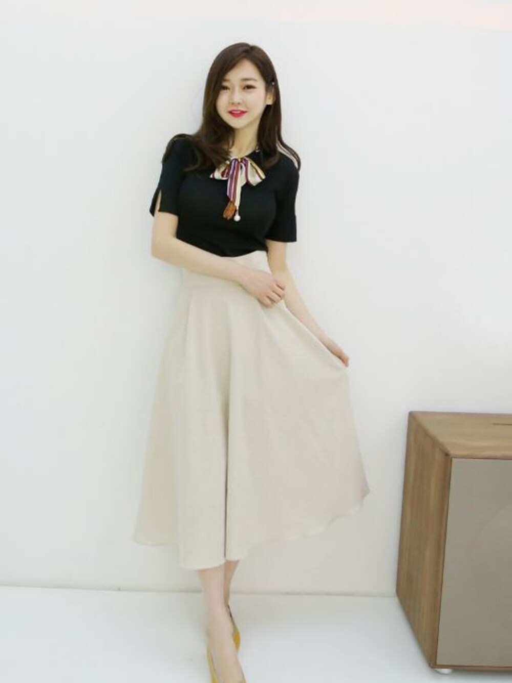 「韓国ファッション、ミンスショップ、minsshop」｜「minsshopのPETIT スカーフニット（ニット/セーター、ブラック系）」を使った、minsshopさん（レディース・165cm）の春コーディネートの1枚目の写真