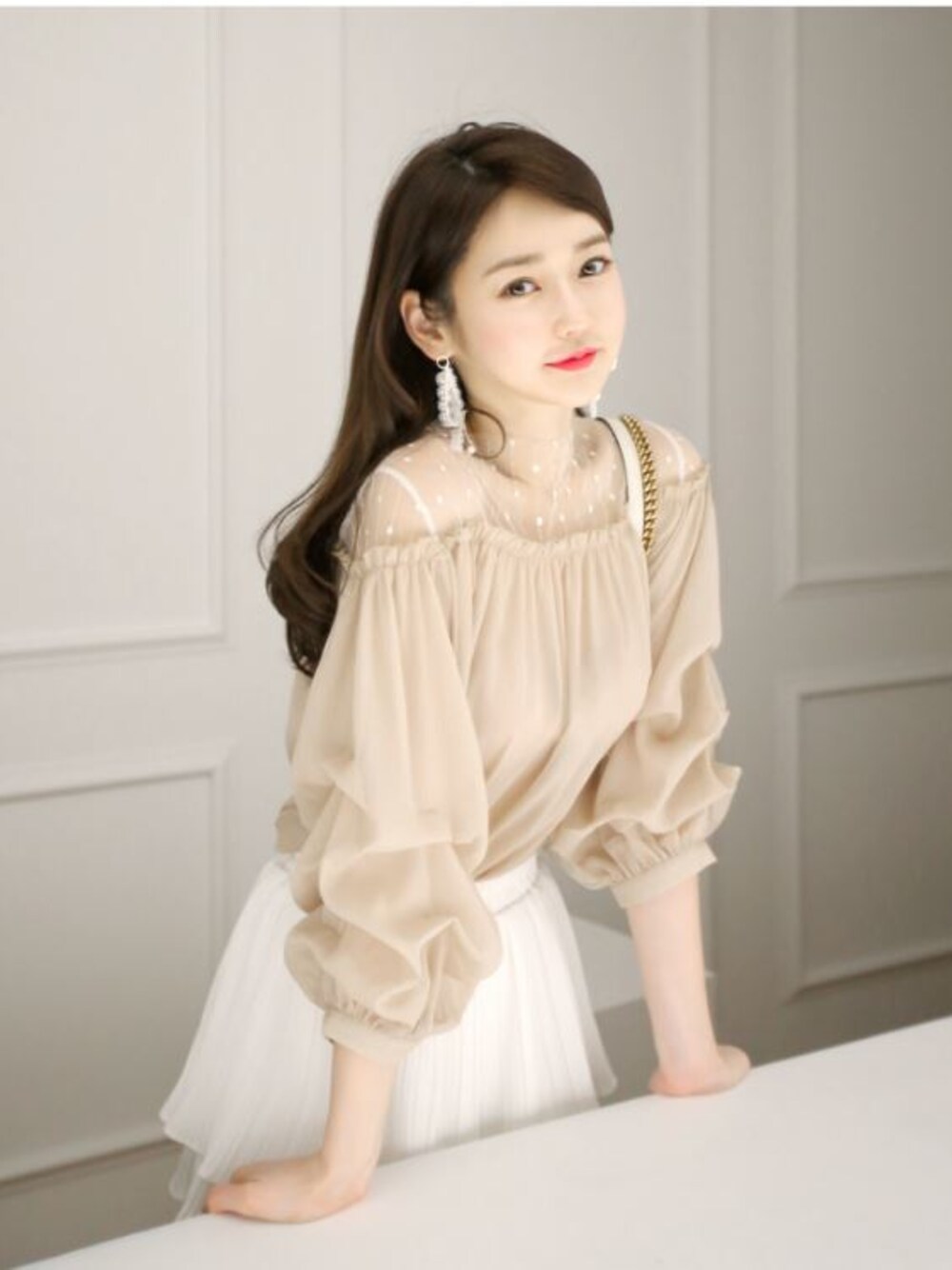 「韓国ファッション、ミンスショップ、minsshop」｜「minsshopのBLINGドットブラウス（シャツ/ブラウス、ベージュ系）」を使った、minsshopさん（レディース・165cm）の春コーディネートの1枚目の写真