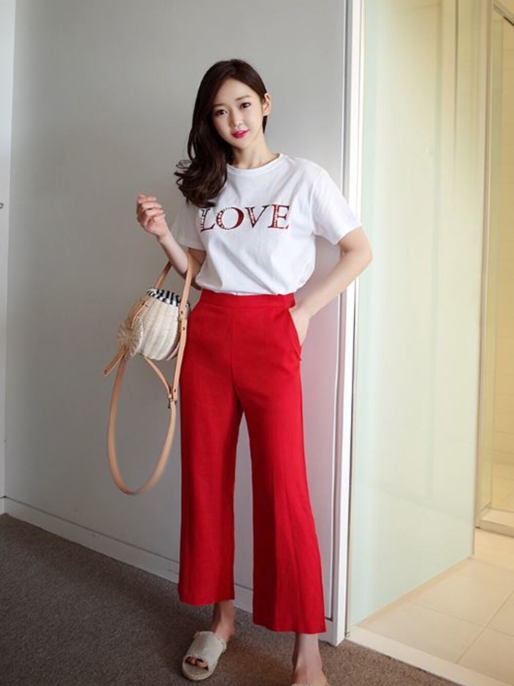 「韓国ファッション、ミンスショップ、minsshop」｜「minsshopのLOVE♥ Tシャツ（Tシャツ/カットソー、ホワイト系）」を使った、minsshopさん（レディース・165cm）の春コーディネートの1枚目の写真