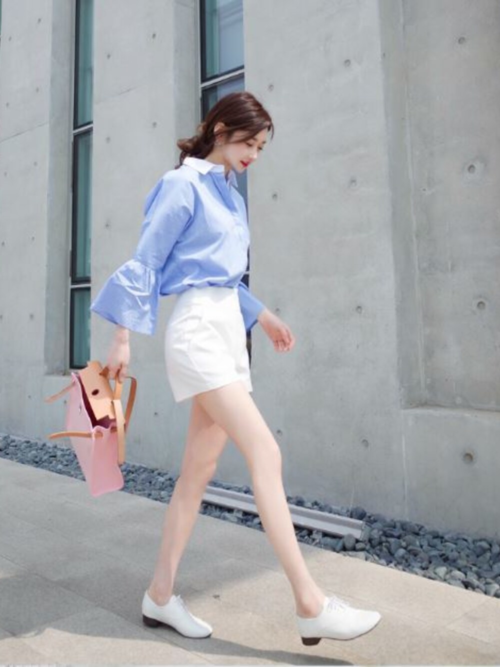 「韓国ファッション、ミンスショップ、minsshop」｜「minsshopのダブリンストライプシャツブラウス （シャツ/ブラウス、ブルー系）」を使った、minsshopさん（レディース・165cm）の春コーディネートの1枚目の写真
