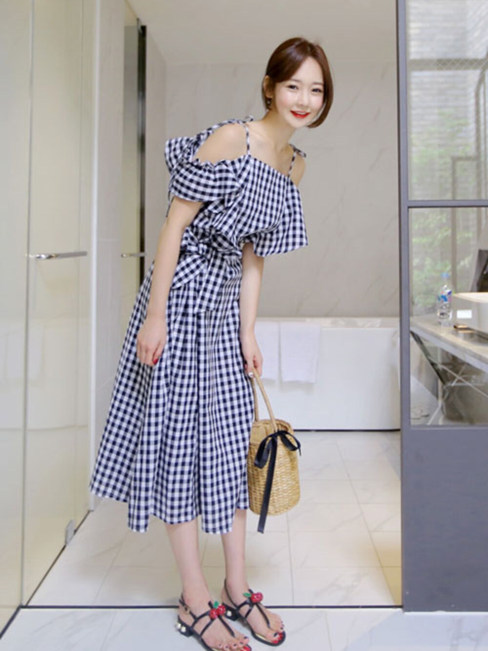 「韓国ファッション、ミンスショップ、minsshop」｜「minsshopの肩見せ♪ギンガムチェックワンピース（ワンピース、ブラック系）」を使った、minsshopさん（レディース・165cm）の夏コーディネートの1枚目の写真