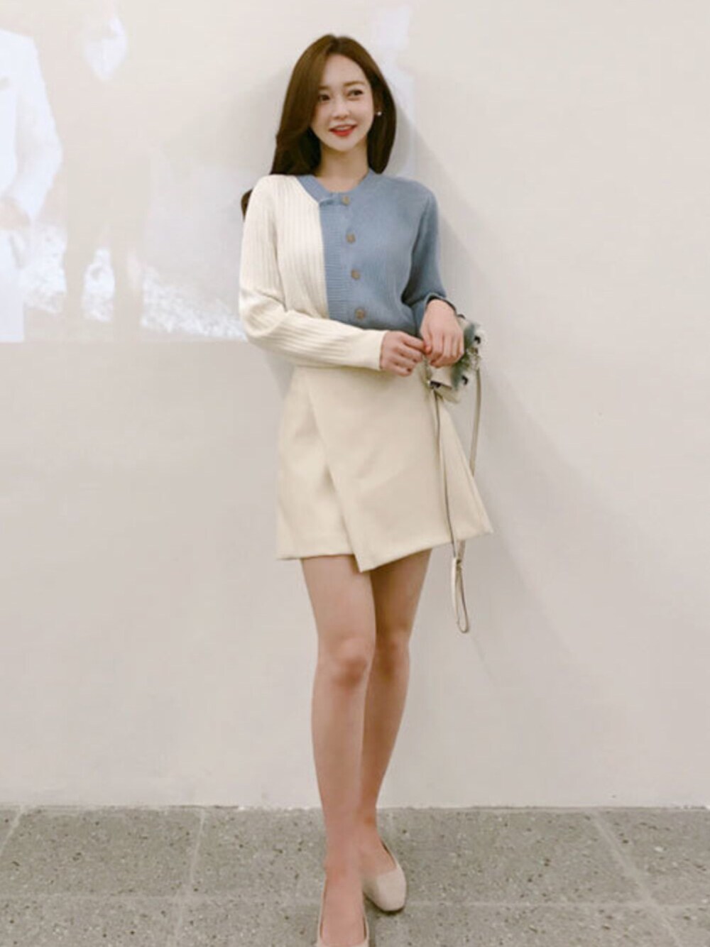 「韓国ファッション、ミンスショップ、minsshop」｜「minsshopのミニラップ風レザースカート（スカート、ホワイト系）」を使った、minsshopさん（レディース・165cm）の秋コーディネートの1枚目の写真
