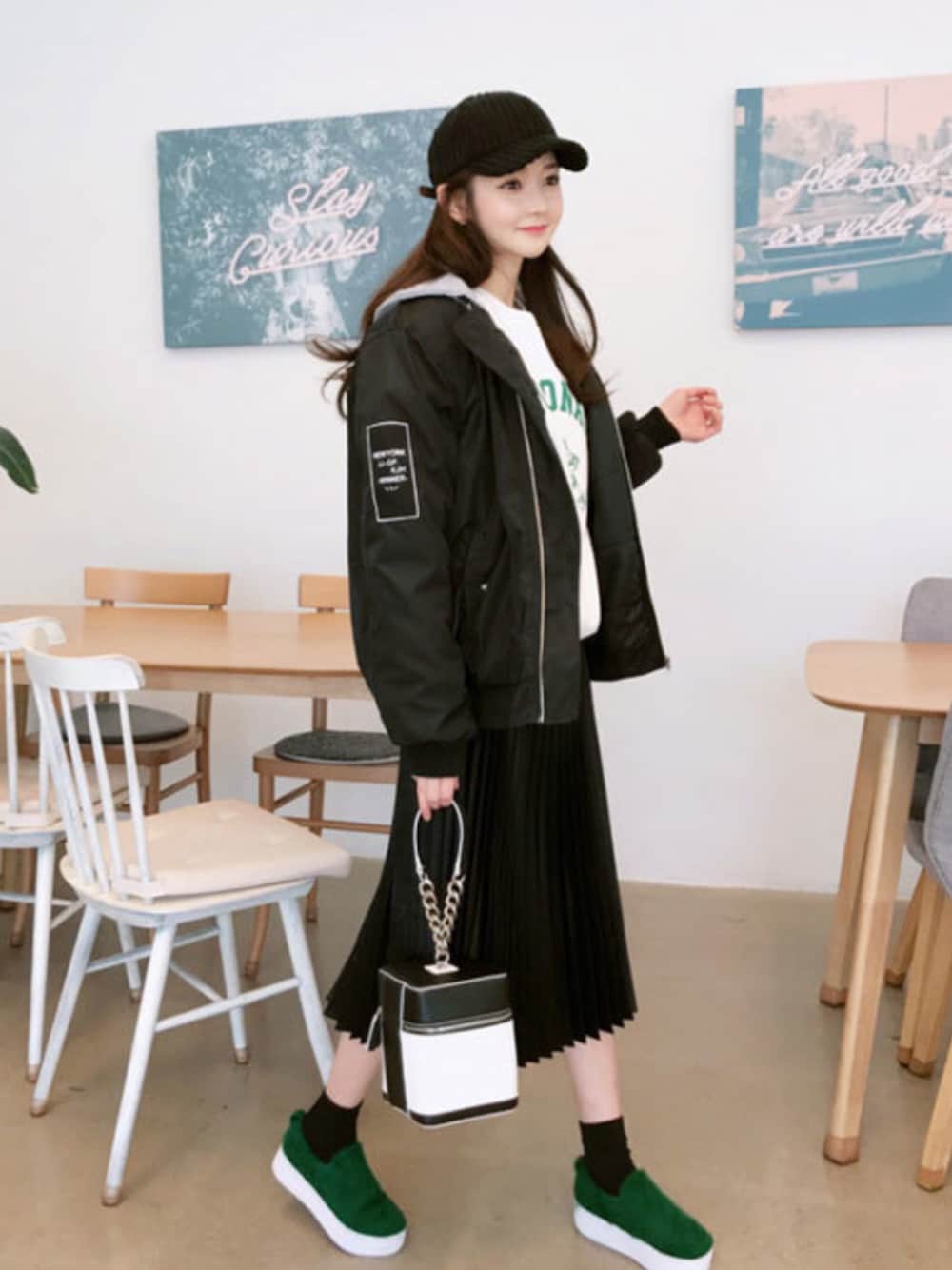 ホワイト系のスウェット、イエロー系のスリッポン、ブラック系のミリタリージャケットを着用したレディースの冬コーディネートの1枚目の写真