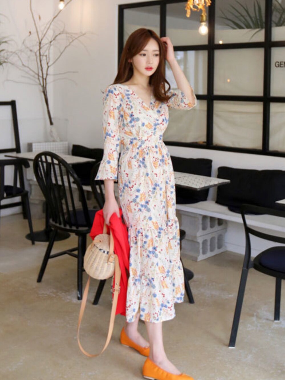 「韓国ファッション、ミンスショップ、minsshop」｜「minsshopのアカシアフラワーワンピース（ワンピース、ホワイト系）」を使った、minsshopさん（レディース・165cm）の春コーディネートの1枚目の写真