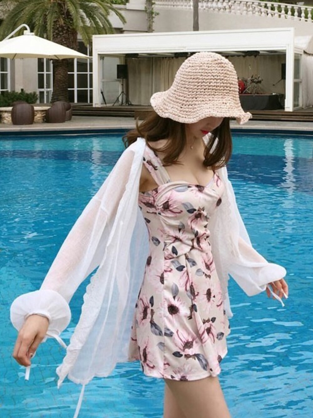 ホワイト系のその他アウター、ピンク系の水着、ホワイト系のハットを着用したレディースの春コーディネートの1枚目の写真