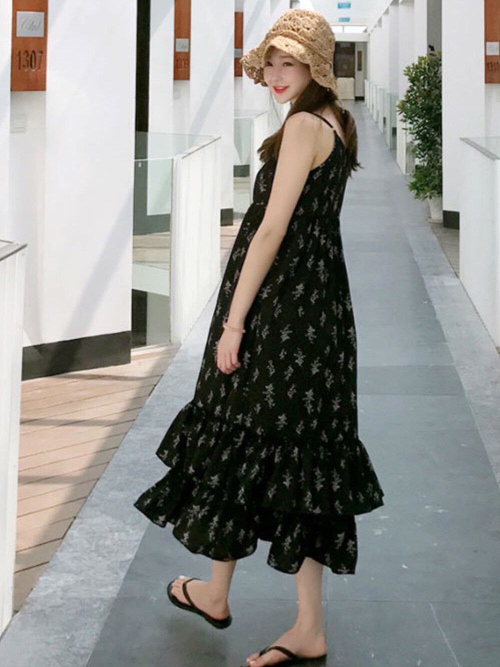 「韓国ファッション、ミンスショップ、minsshop」｜「minsshopの花畑のフリルロングワンピース（ワンピース、ブラック系）」を使った、minsshopさん（レディース・165cm）の春コーディネートの1枚目の写真