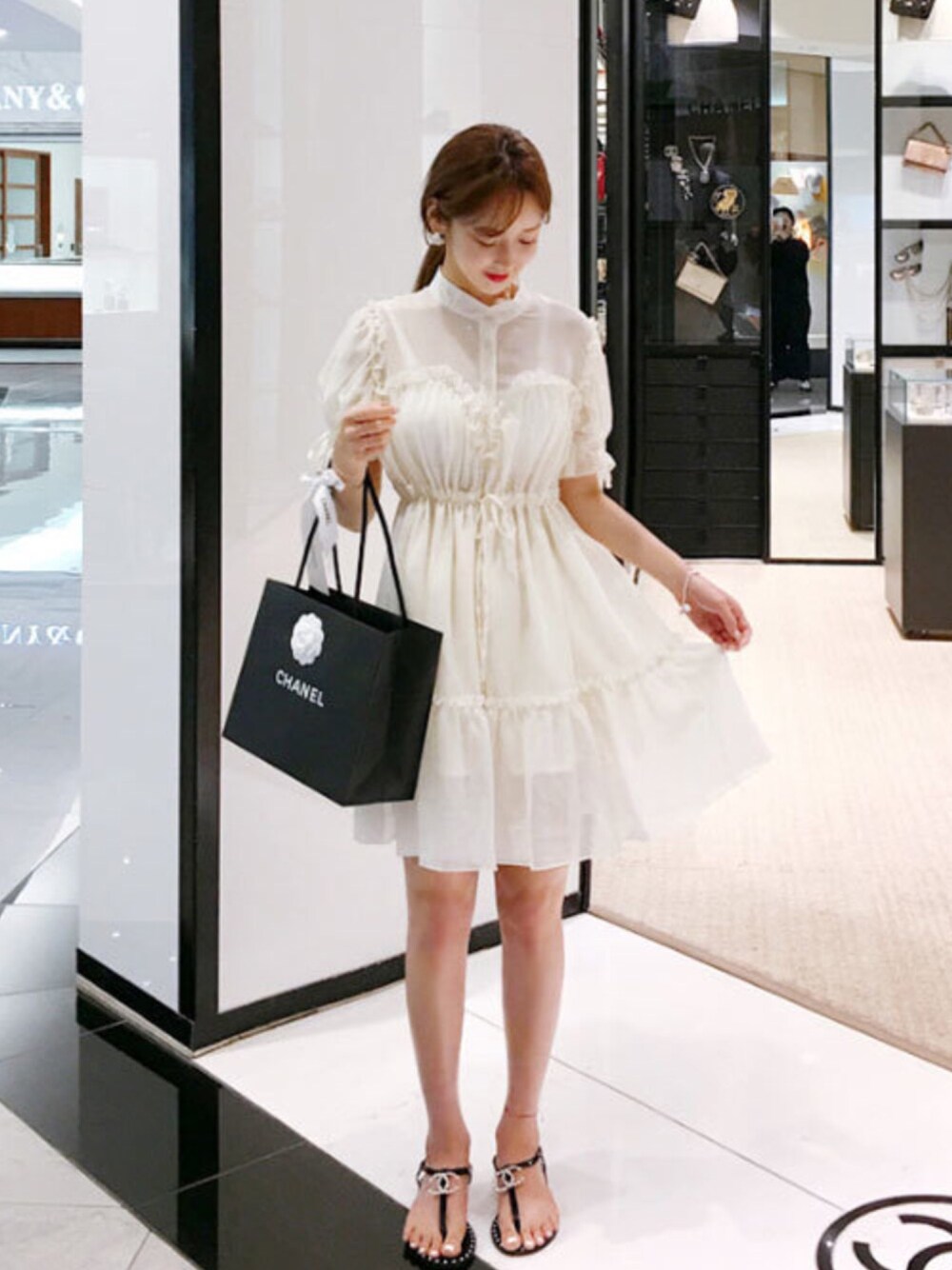 「韓国ファッション、ミンスショップ、minsshop」｜「minsshopの清楚なキミにフリルワンピース（ワンピース、ホワイト系）」を使った、minsshopさん（レディース・165cm）の春コーディネートの1枚目の写真