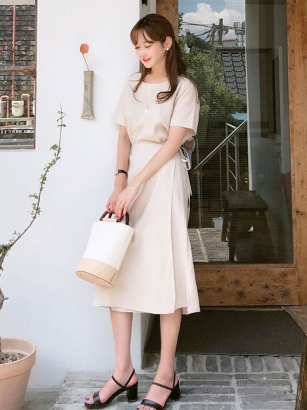 「韓国ファッション、ミンスショップ、minsshop」｜「minsshopのMOREラップワンピース（ワンピース、ホワイト系）」を使った、minsshopさん（レディース・165cm）の夏コーディネートの1枚目の写真