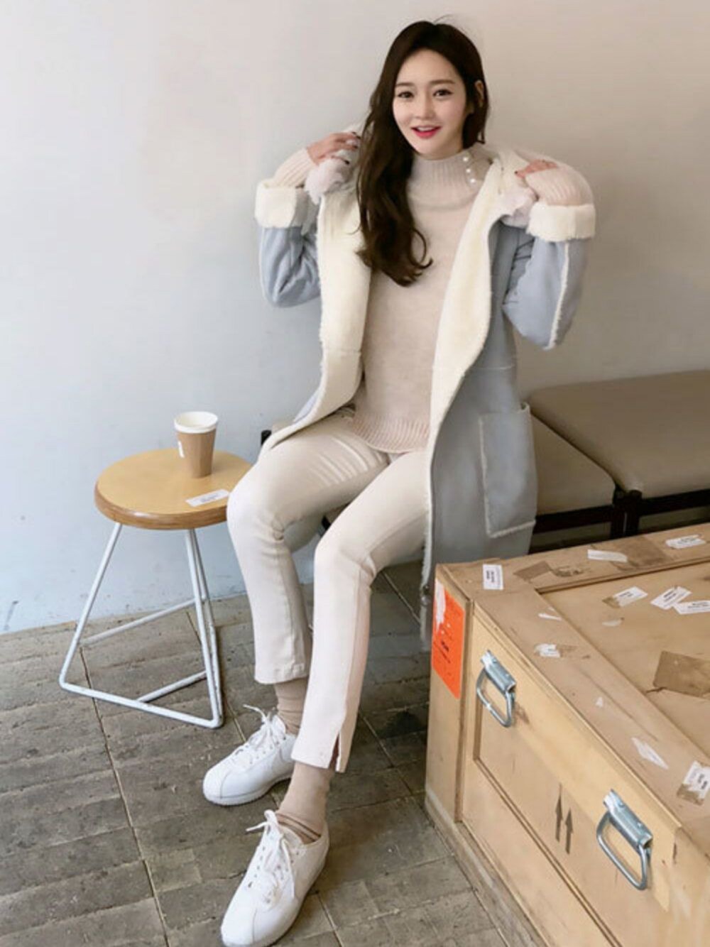 「韓国ファッション、ミンスショップ、minsshop」｜「minsshopのネックにパールニット（ニット/セーター、ベージュ系）」を使った、minsshopさん（レディース・165cm）の冬コーディネートの1枚目の写真