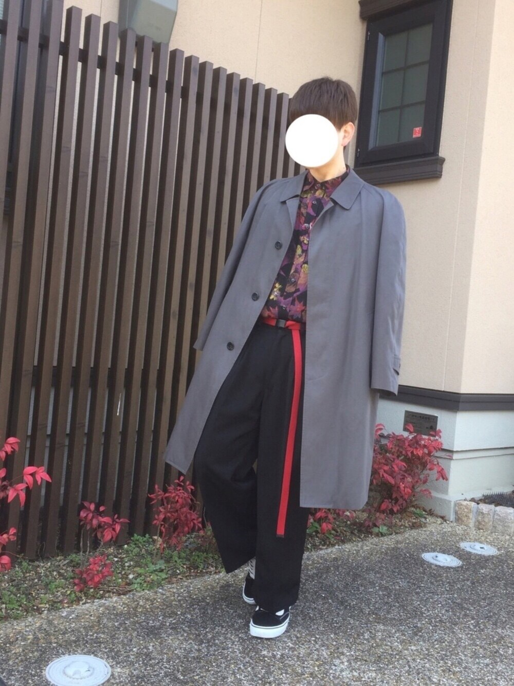 グレー系のステンカラーコート、その他のシャツ/ブラウス、ブラック系のその他パンツを着用したメンズの冬コーディネートの1枚目の写真