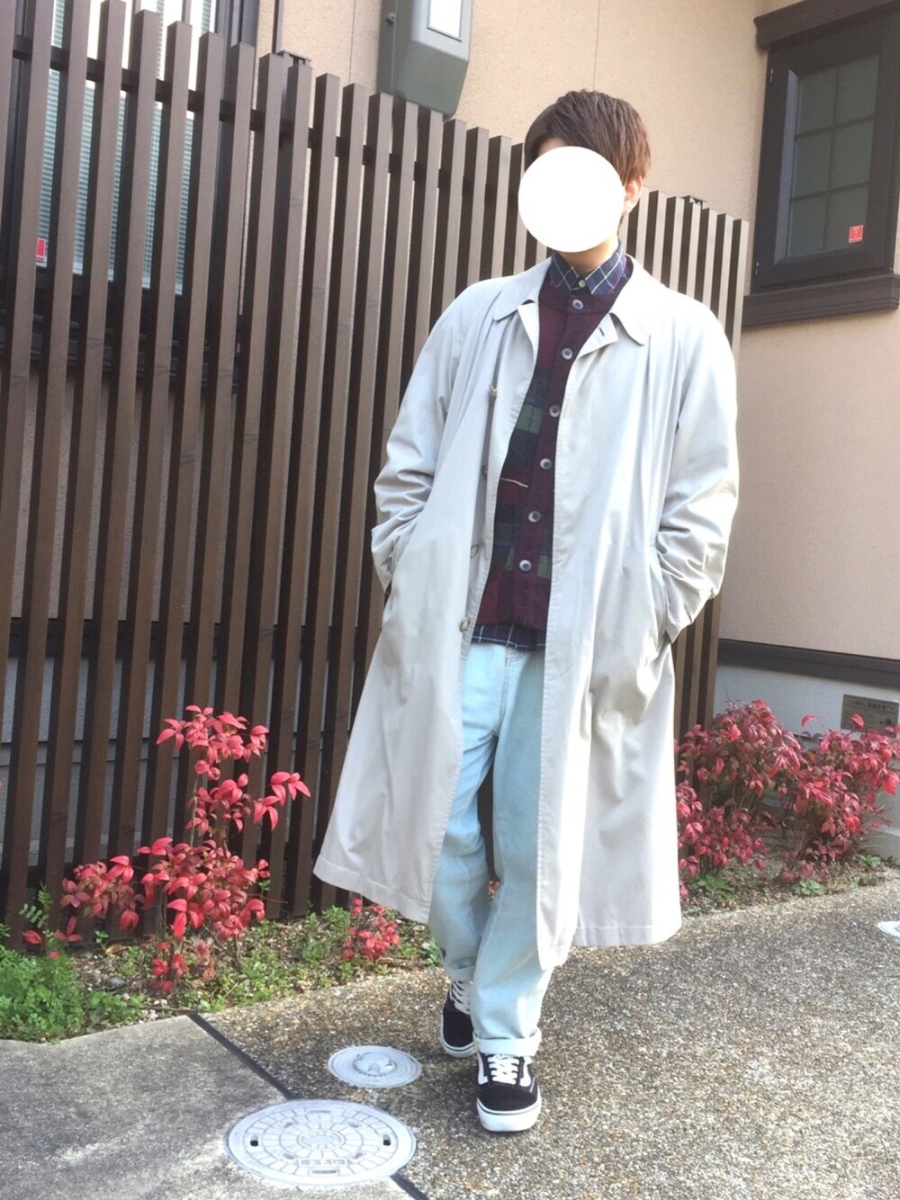 ベージュ系のステンカラーコート、その他のシャツ/ブラウス、ブルー系のその他パンツを着用したメンズの春コーディネートの1枚目の写真