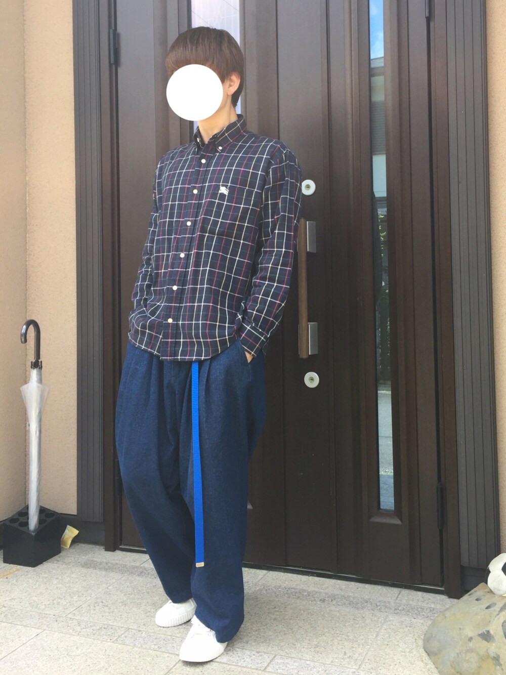 ブルー系のシャツ/ブラウス、ブルー系のデニムパンツ、ホワイト系のスニーカーを着用したメンズの春コーディネートの1枚目の写真