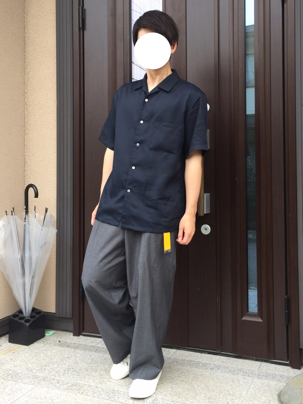 ブルー系のシャツ/ブラウス、グレー系のその他パンツ、ホワイト系のスニーカーを着用したメンズの夏コーディネートの1枚目の写真