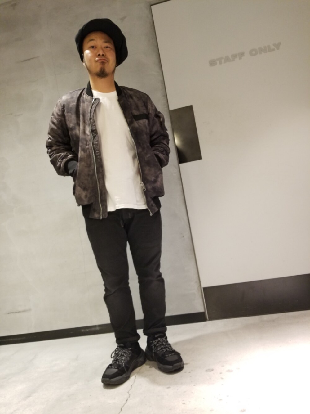 「DIESEL OSAKA」｜「DIESELのアイテム（MA-1、ブラック系）」を使った、utさん（メンズ・160cm）の冬コーディネートの1枚目の写真