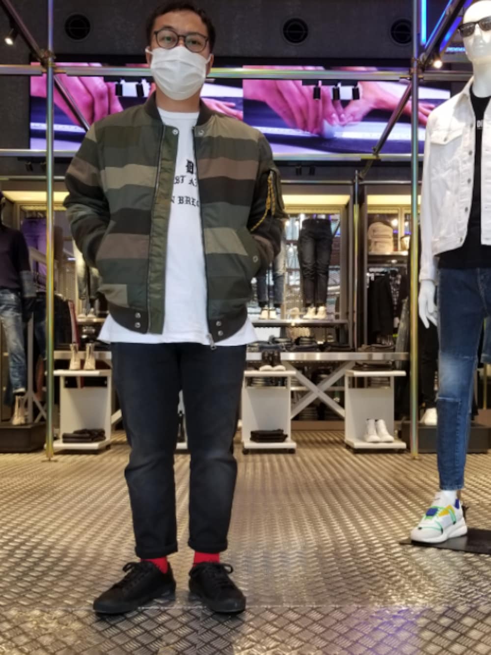 「カジュアル、今日のコーデ、スニーカー、休日スタイル、ラフ、ストリート、低身長、はるコーデ、Diesel、DIESEL OSAKA」｜「DIESELのメンズ ジャケット ストライプ クレイジーパターン ミックスマテリアル キルティング パッチワーク（ブルゾン、グリーン系）」を使った、utさん（メンズ・160cm）の冬コーディネートの1枚目の写真