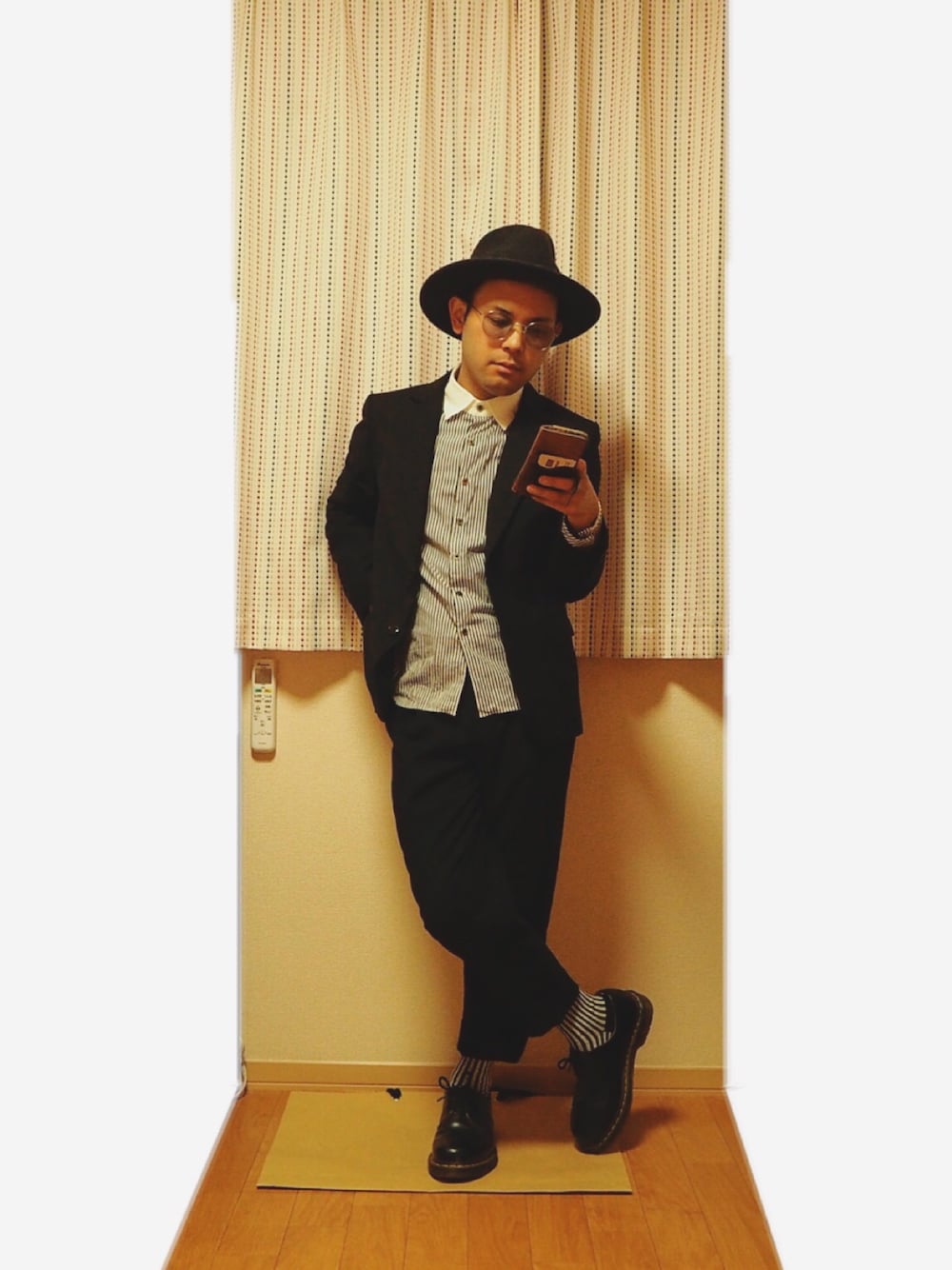 ブラック系のスラックス、ブラック系のテーラードジャケット、ホワイト系のシャツ/ブラウスを着用したメンズの冬コーディネートの1枚目の写真