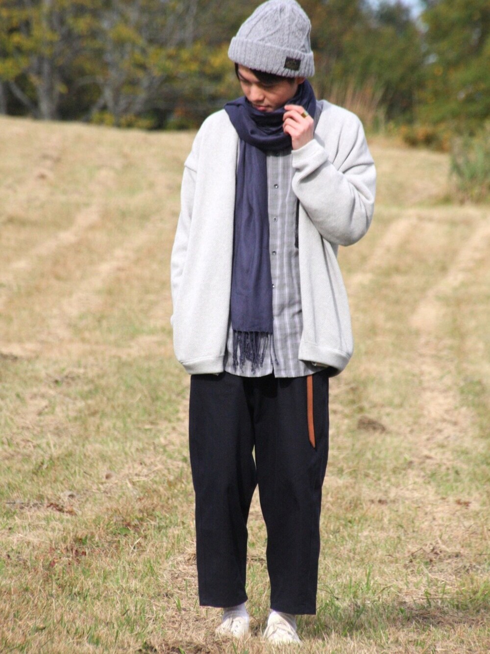 グレー系のカーディガン/ボレロ、ブラック系のその他パンツ、ベージュ系のベルトを着用したメンズの秋コーディネートの1枚目の写真