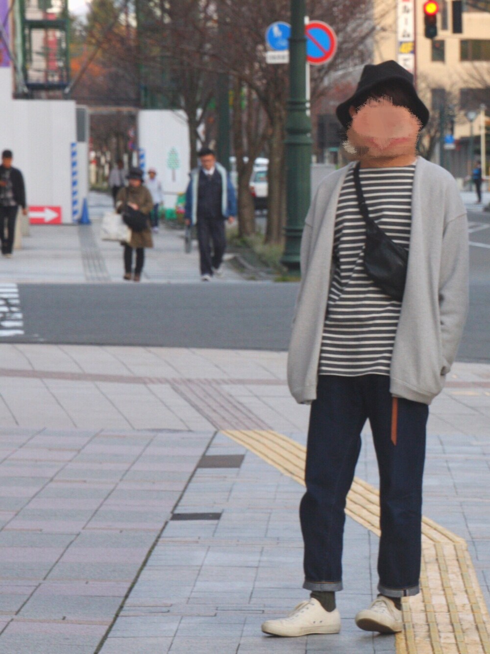 グレー系のカーディガン/ボレロ、ホワイト系のTシャツ/カットソー、ブラック系のボディバッグ/ウエストポーチを着用したメンズの秋コーディネートの1枚目の写真