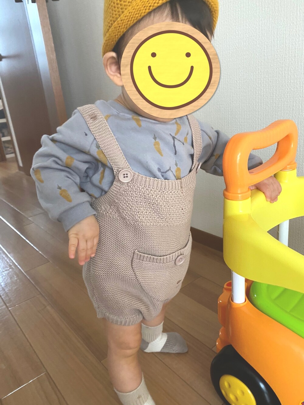 「秋服、ニットサロペット、スウェット、男の子コーデ、男の子ママ、男の子ベビー、男の子ファッション、秋のコーデ」｜「Birthdayのアイテム（オールインワン・サロペット、ベージュ系）」を使った、ぴさん（キッズ・80cm）の秋コーディネートの1枚目の写真