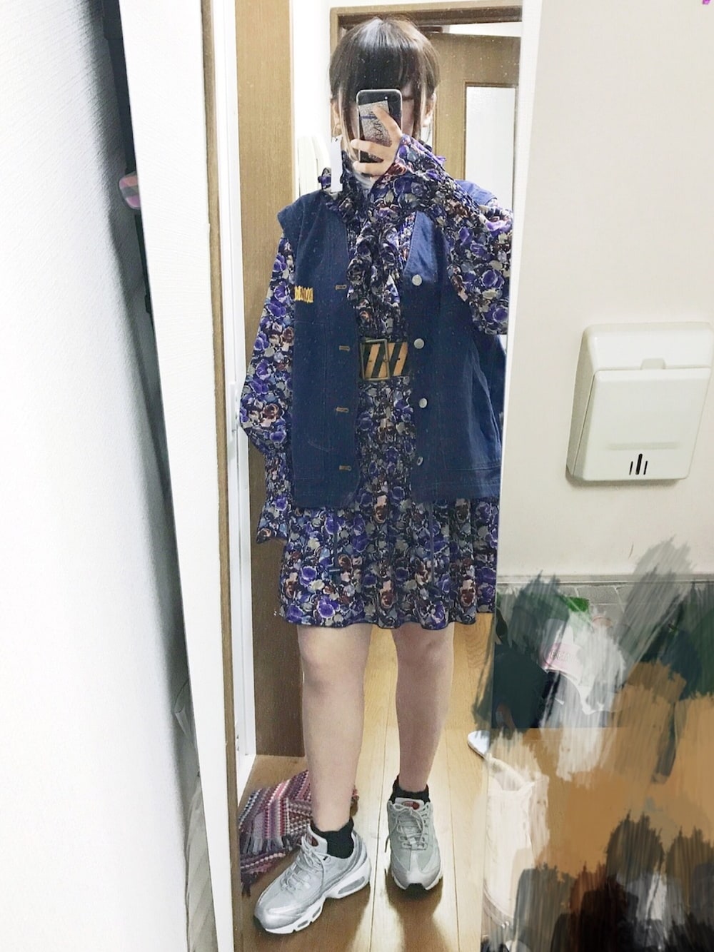 「ワンピース、秋のコーデ、花柄、ベスト、古着、古着MIX、ナイキ、ベルト、太ベルト、ドラフトナイキ」｜「ANNA SUIのアイテム（ワンピース、パープル系）」を使った、Asuka🌝さん（レディース・157cm）の冬コーディネートの1枚目の写真