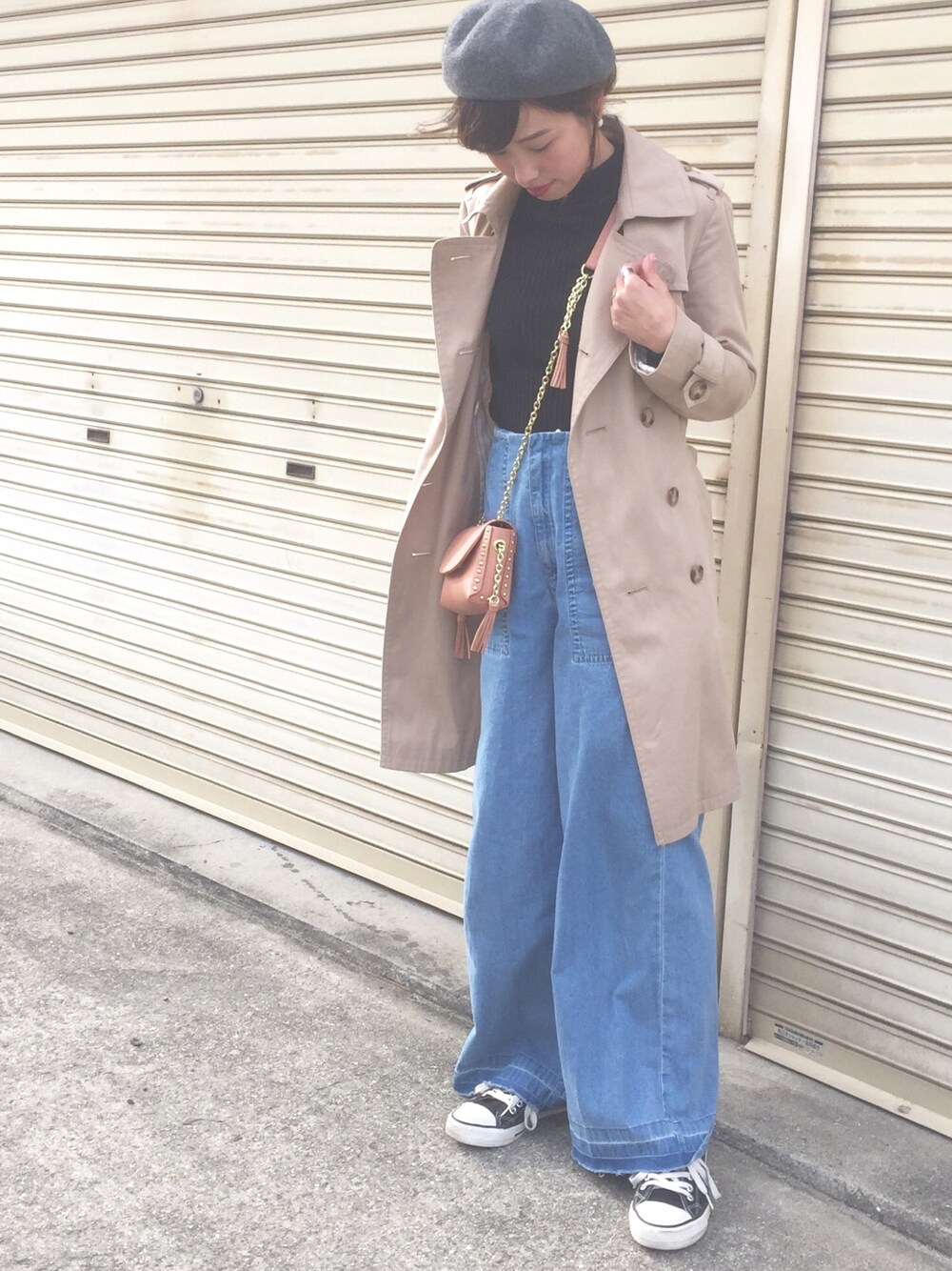 「ベレー帽、トレンチコート、ワイドパンツ、コンバース、スニーカーコーデ、ピンク、ママコーデ、ママファッション、きれいめカジュアル」｜「ZARAのアイテム（ショルダーバッグ、ピンク系）」を使った、iori0319さん（レディース・161cm）の冬コーディネートの1枚目の写真