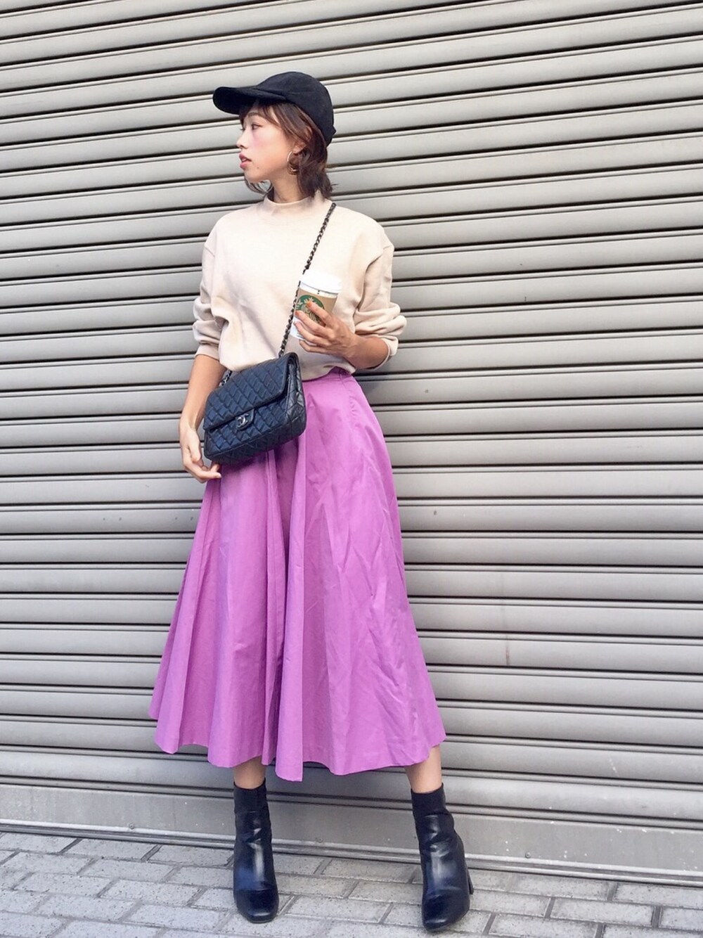 「大人カジュアル、甘辛mix、キャップ、スウェット、UNIQLOU、パープル、フレアスカート、ミドルブーツ、ママコーデ、ママファッション」｜「Honeysのアイテム（キャップ、ブラック系）」を使った、iori0319さん（レディース・161cm）の秋コーディネートの1枚目の写真