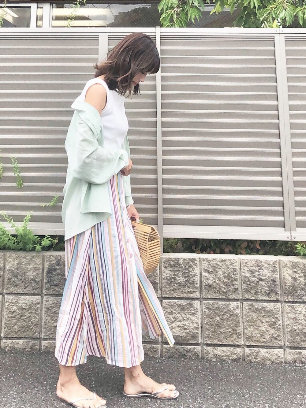 「お洒落さんとつながりたい、ゆるコーデ、夏、オトナカジュアル、ラフ、シアーシャツ、マルチストライプ、ビーサン、かごバッグ、ママコーデ」｜「BEAUTY&YOUTH UNITED ARROWSのBY デシンミリタリースタンドカラーシャツ -手洗い可能- ◆（シャツ/ブラウス、グリーン系）」を使った、iori0319さん（レディース・160cm）の夏コーディネートの1枚目の写真