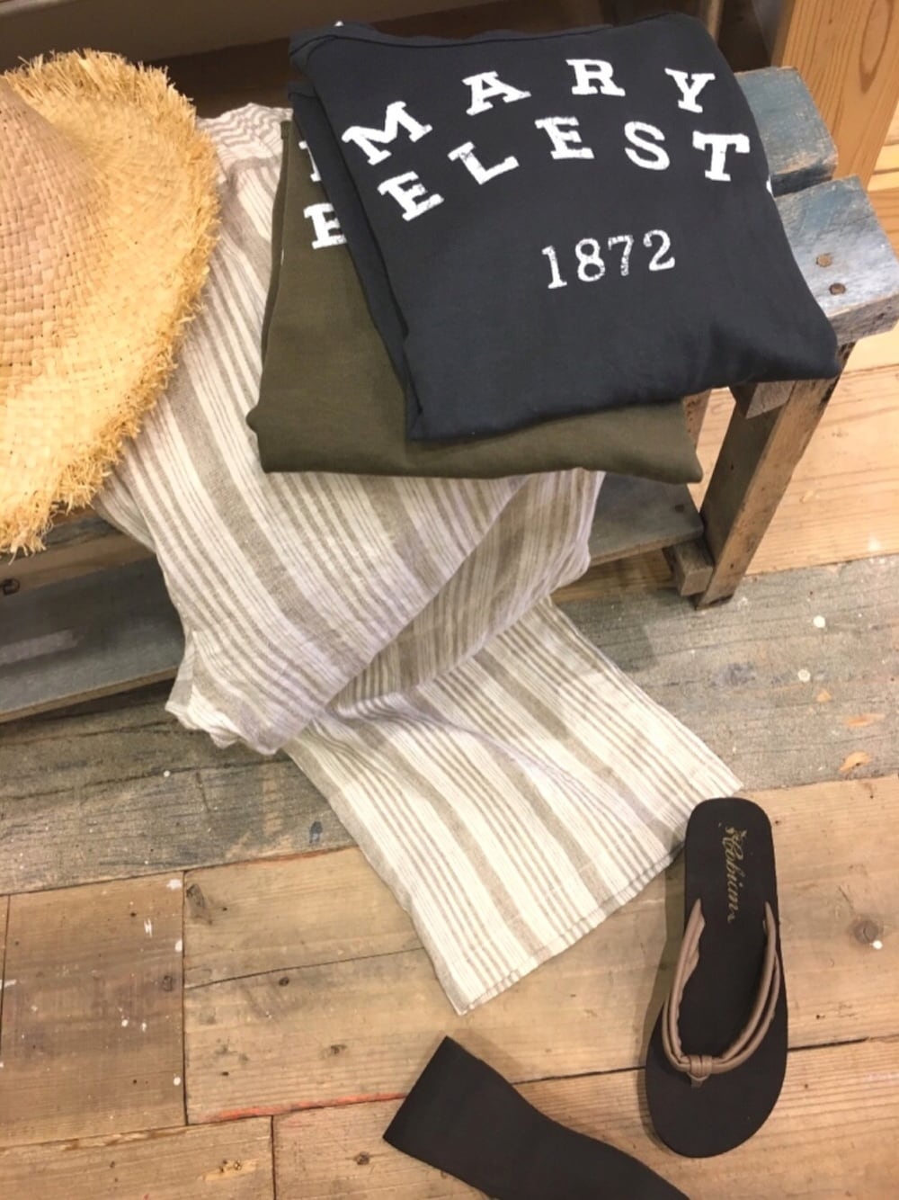 ブラック系のTシャツ/カットソー、ブラウン系のサンダル、ベージュ系のハットを着用したレディースの夏コーディネートの1枚目の写真