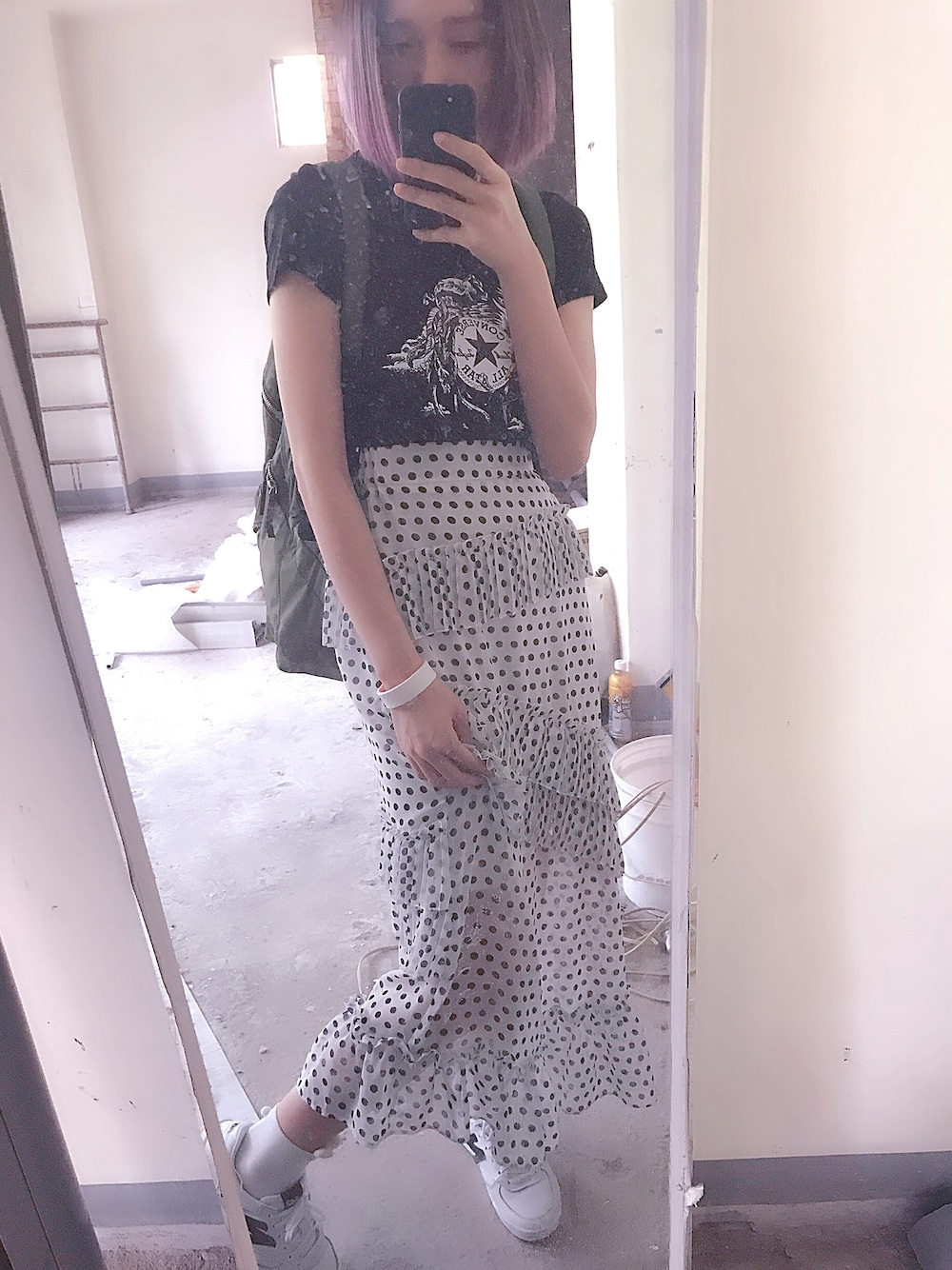 「long skirt、summer、black and white」｜「CONVERSEのアイテム（Tシャツ/カットソー、ブラック系）」を使った、Lili Huangさん（レディース・160cm）の春コーディネートの1枚目の写真