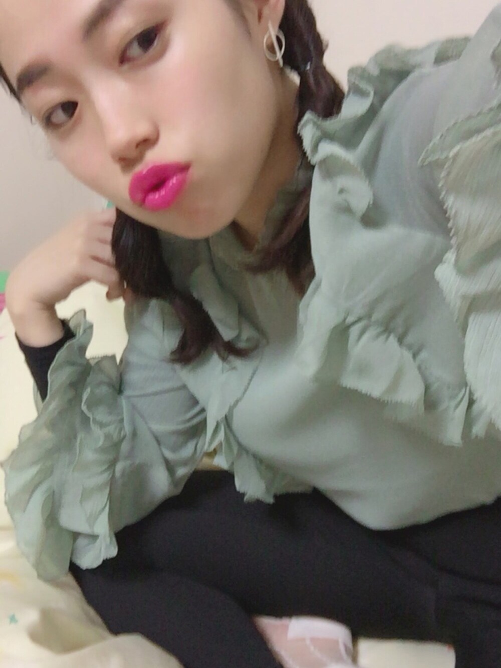 「シンプル」｜「GUの（GU）イージーテーパードパンツＢ（パンツ、ブラック系）」を使った、Haru さん（レディース・151cm）の春コーディネートの1枚目の写真