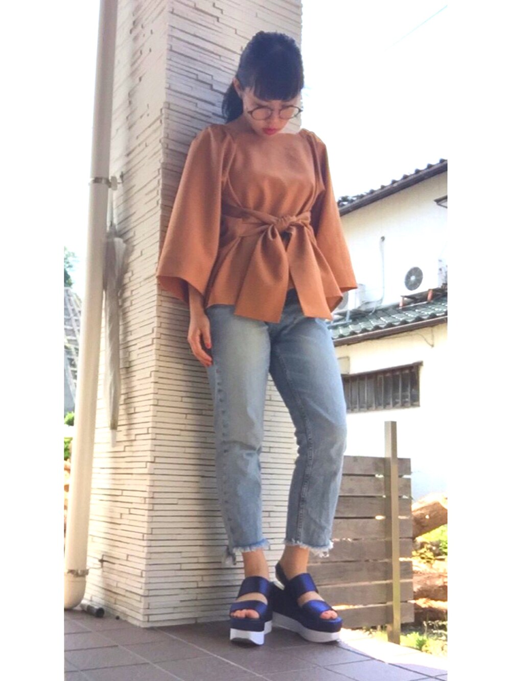 「greenparks、topic、カジュアル、ジーユー、GU、ZARA、夏、大人カジュアル、プチプラコーデ、伊達メガネ」｜「GUの(GU)カットオフジーンズ BLUE 58（デニムパンツ、ブルー系）」を使った、Haru さん（レディース・151cm）の夏コーディネートの1枚目の写真