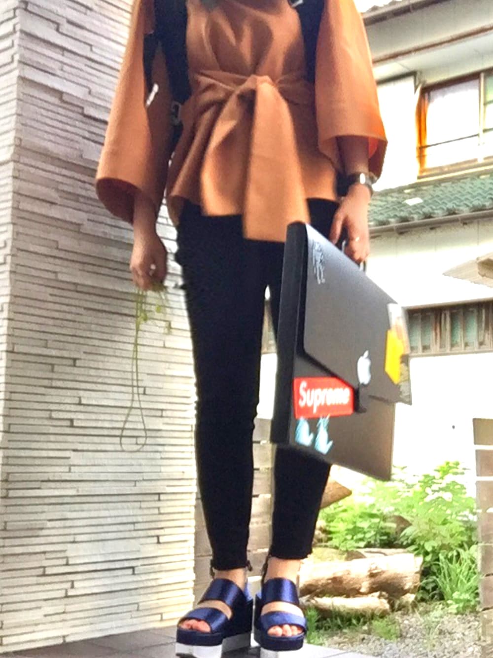 「ZARA、Daniel Wellington、NIXON、リュック、オトナカジュアル、きれいめカジュアル、黒スキニー」｜「UNIQLOのウルトラストレッチジーンズ(カットオフ)（デニムパンツ、ブラック系）」を使った、Haru さん（レディース・151cm）の夏コーディネートの1枚目の写真