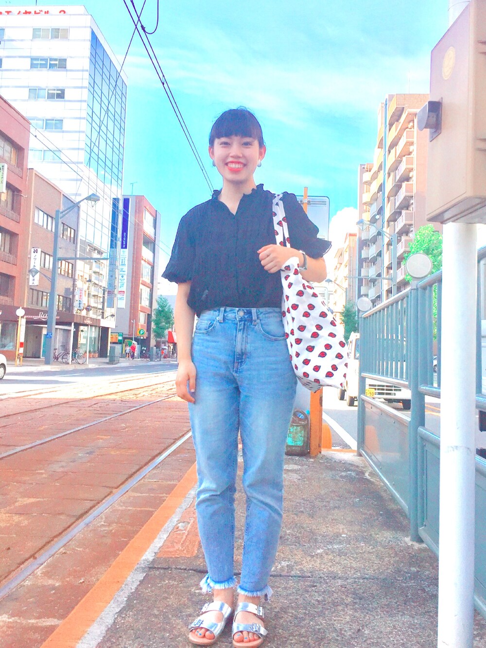 「夏コーデ、デニム、オトナカジュアル、黒、KANSAI YAMAMOTO」｜「Chicoのハイネックシャーリングブラウス（シャツ/ブラウス、ブラック系）」を使った、Haru さん（レディース・151cm）の夏コーディネートの1枚目の写真