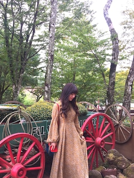 「CHARLES & KEITH（チャールズ & キース）のジップフロントクロスボディーバッグ / ZIP-FRONT CROSSBODY BAG（ショルダーバッグ）」を使った、Bonnie Huang さん（レディース・166cm）の秋コーディネート