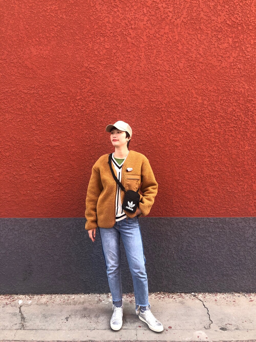 イエロー系のノーカラージャケット、ブラック系のショルダーバッグ、ホワイト系のニット/セーターを着用したレディースの春コーディネートの1枚目の写真