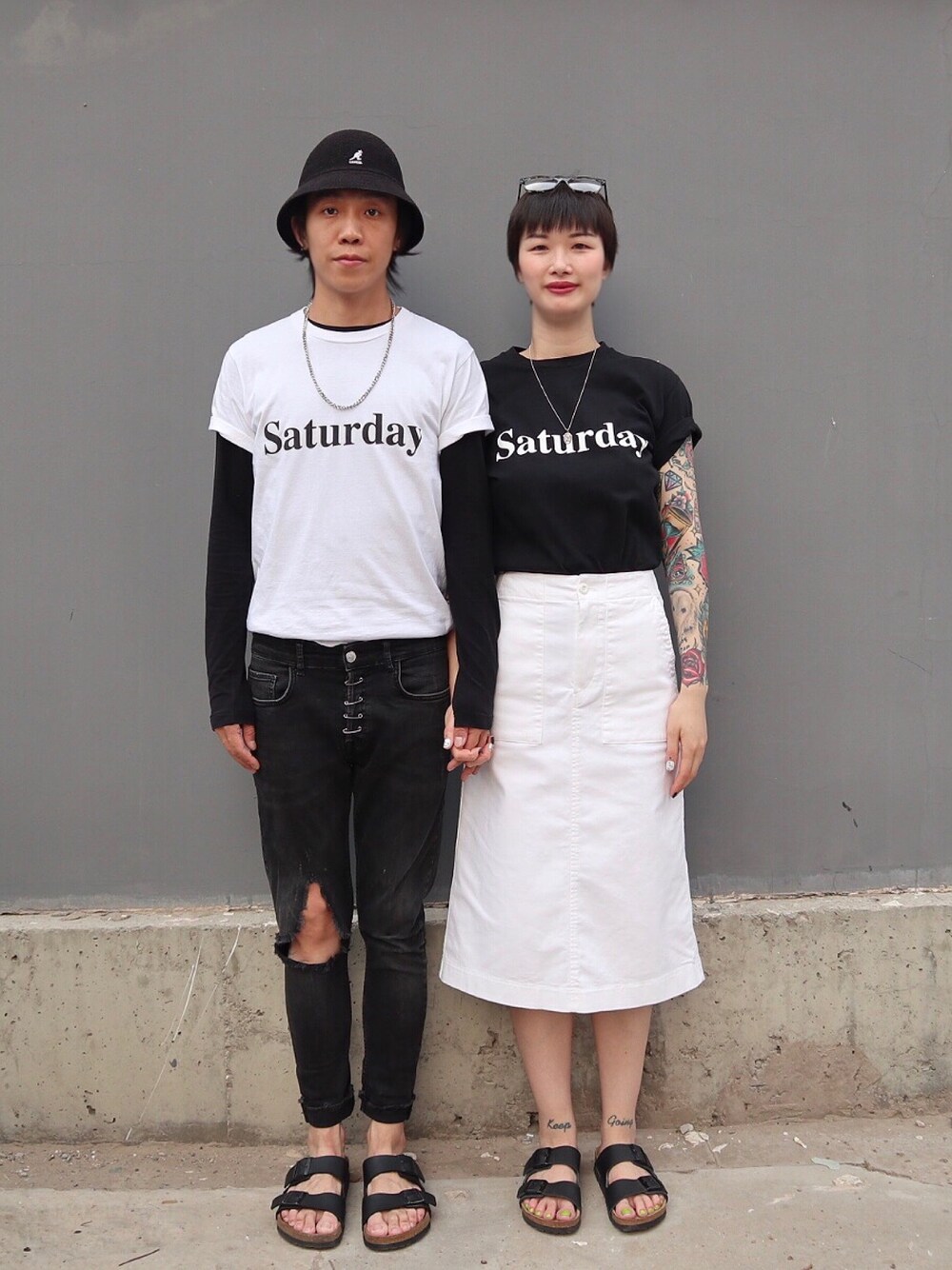 ホワイト系のTシャツ/カットソー、ブラック系のTシャツ/カットソー、ブラック系のデニムパンツを着用したレディースの夏コーディネートの1枚目の写真