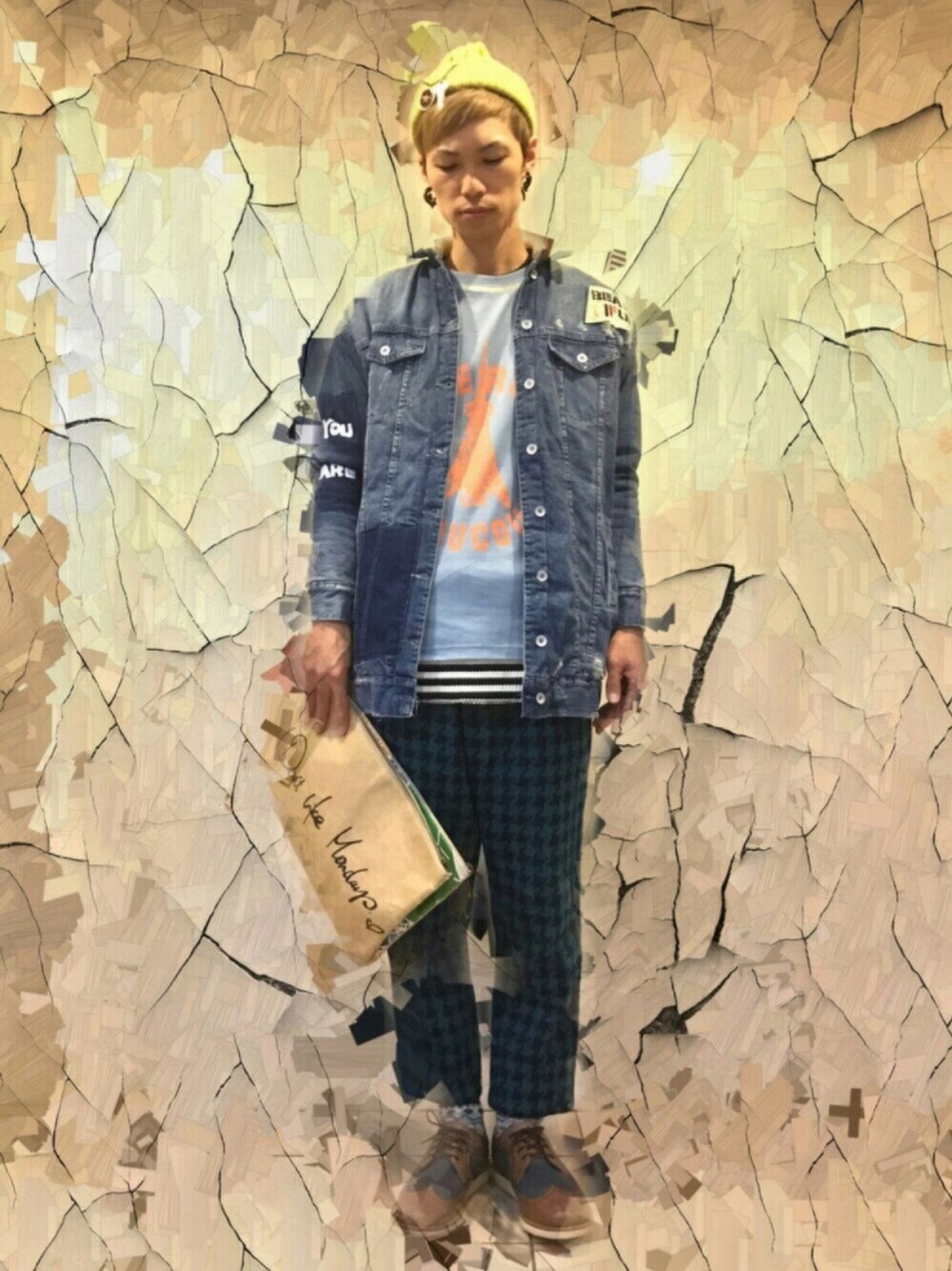 「デニムジャケット、ボーダー、ニット帽、ZARA、派手、クラッチバッグ、カジュアル」｜「ZARAのアイテム（ジャケット/アウター、ブルー系）」を使った、テルジ ヨシザワさん（メンズ・180cm）の秋コーディネートの1枚目の写真