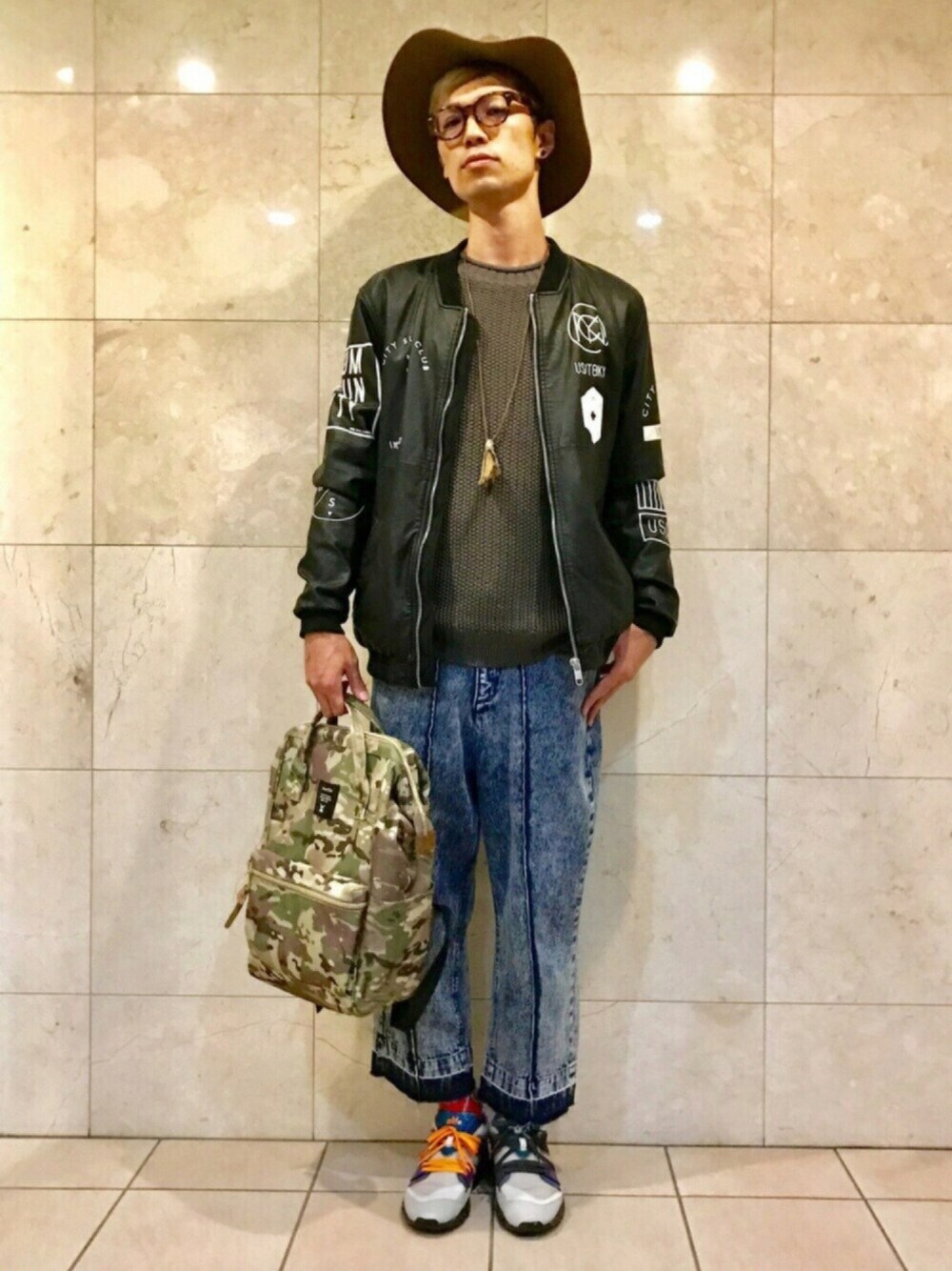 「秋コーデ、ツバ広ハット、ケミカルウォッシュ、ワイドパンツ、めがね、バックパック」｜「PUMA × ALIFEのユニセックス プーマ エーライフ コラボ ブレイズオブグローリー PUMA BLAZE OF GLORY X ALIFE 359800-01（スニーカー、グレー系）」を使った、テルジ ヨシザワさん（メンズ・180cm）の秋コーディネートの1枚目の写真