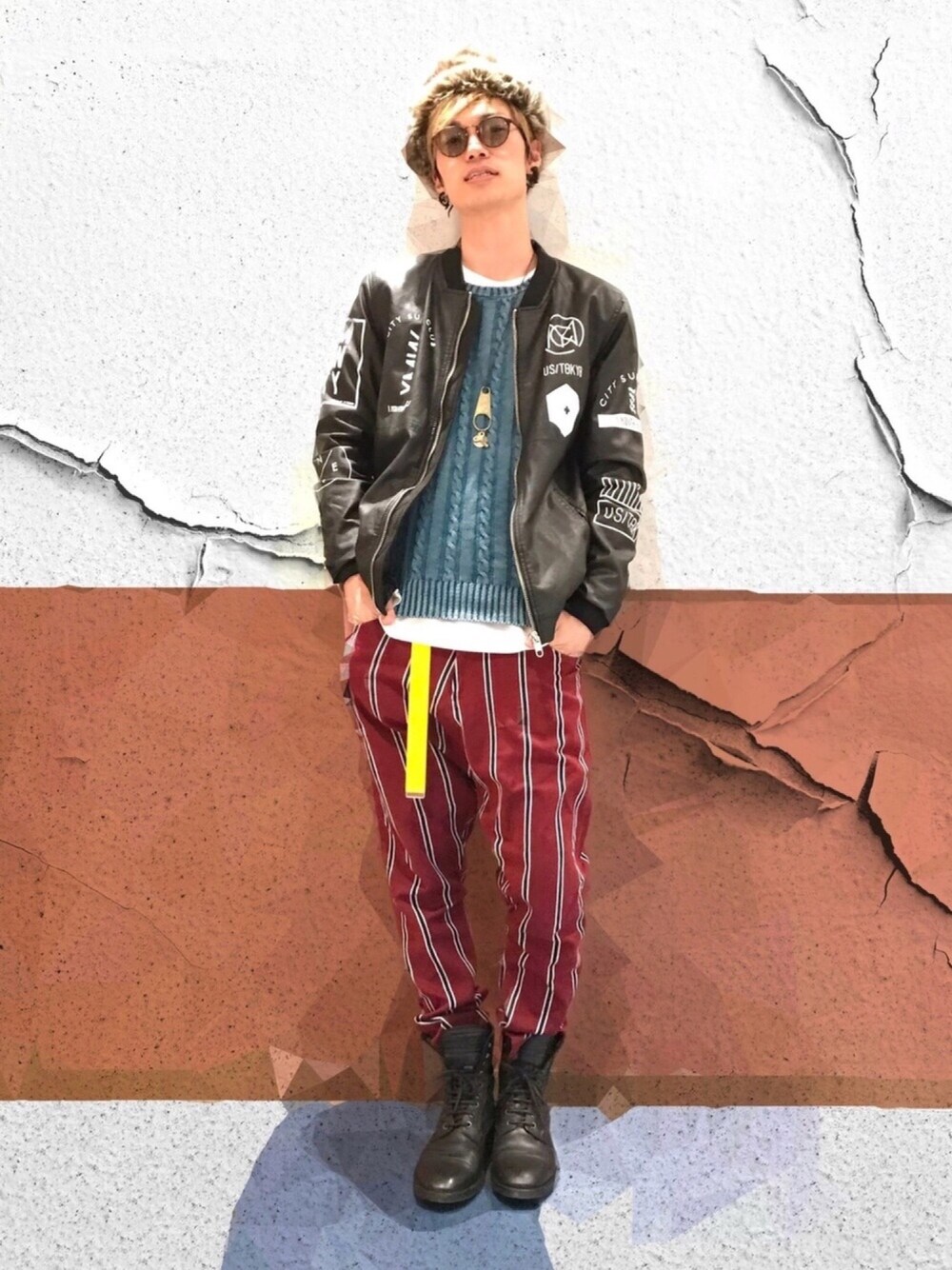 「パイロットキャップ、サングラス、サルエルパンツ、ストライプパンツ、インディゴ染め、ブーツ」｜「Bershkaのアイテム（ジャケット/アウター、ブラック系）」を使った、テルジ ヨシザワさん（メンズ・180cm）の冬コーディネートの1枚目の写真