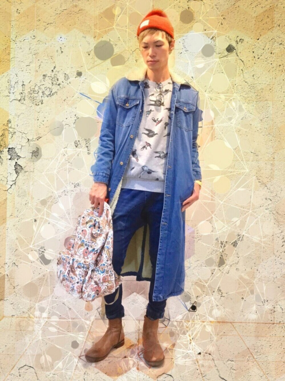 「カジュアル、バックパック、デニムオンデニム、リュック、デニム、ニット帽、ZARA、休日スタイル、ビックシルエット」｜「ZARAのアイテム（ダウンジャケット/コート、ブルー系）」を使った、テルジ ヨシザワさん（メンズ・180cm）の冬コーディネートの1枚目の写真